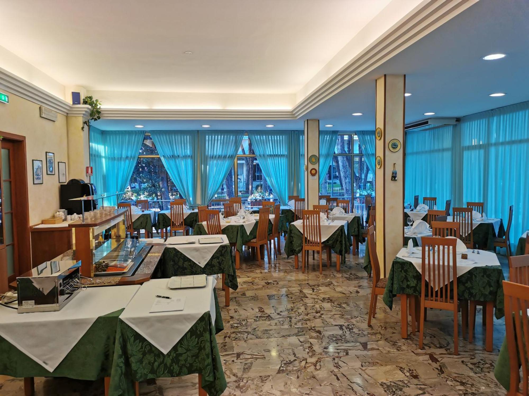Hotel Pine Beach Rosolina Mare Exterior foto
